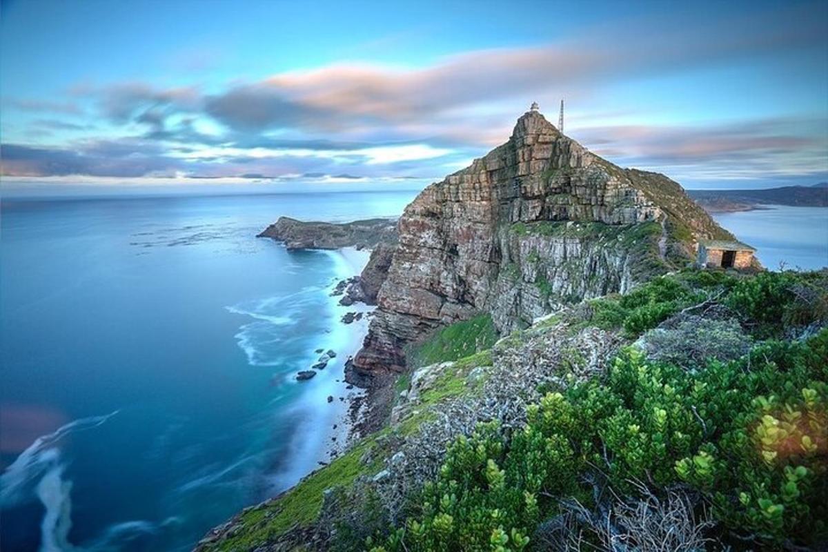 eine Insel im Ozean mit einer Kirche darauf
