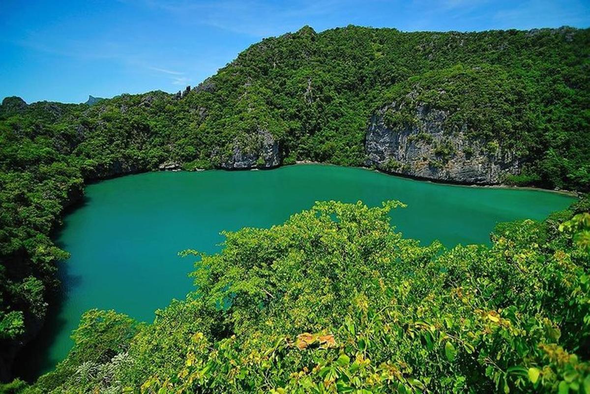 Letecký pohled na zelené jezero uprostřed hory