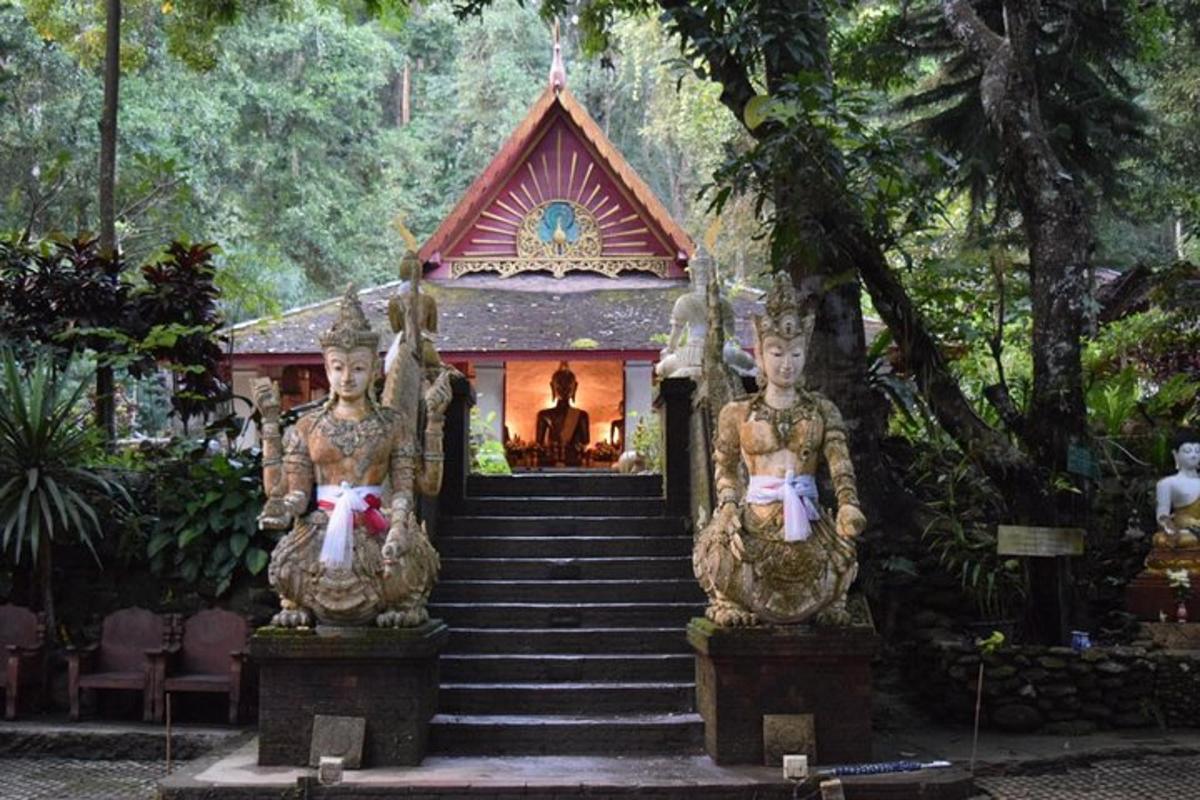 tempel, mille ees on mõned kujud