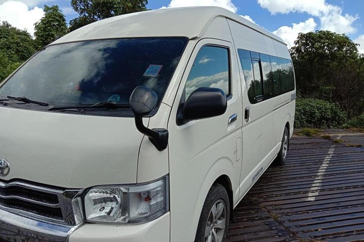 bel kombi parkiran na parkirišču