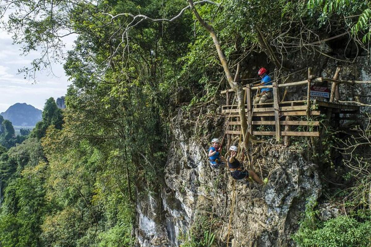 un grup de persones assegudes en una plataforma al vessant d'una muntanya