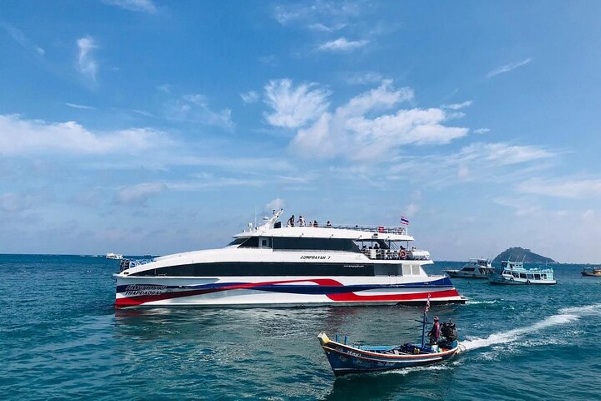 sebuah kapal besar di air dengan perahu kecil