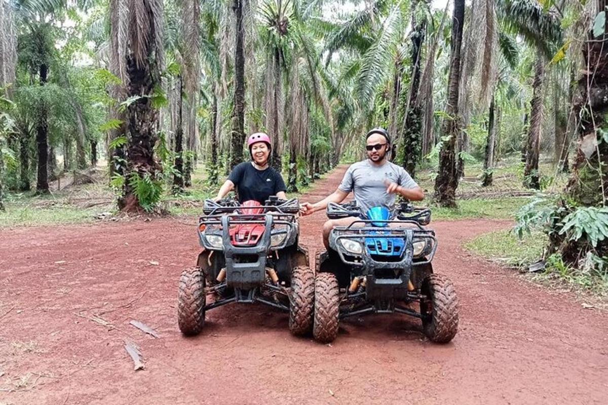 dos homes condueixen quads per un camí de terra