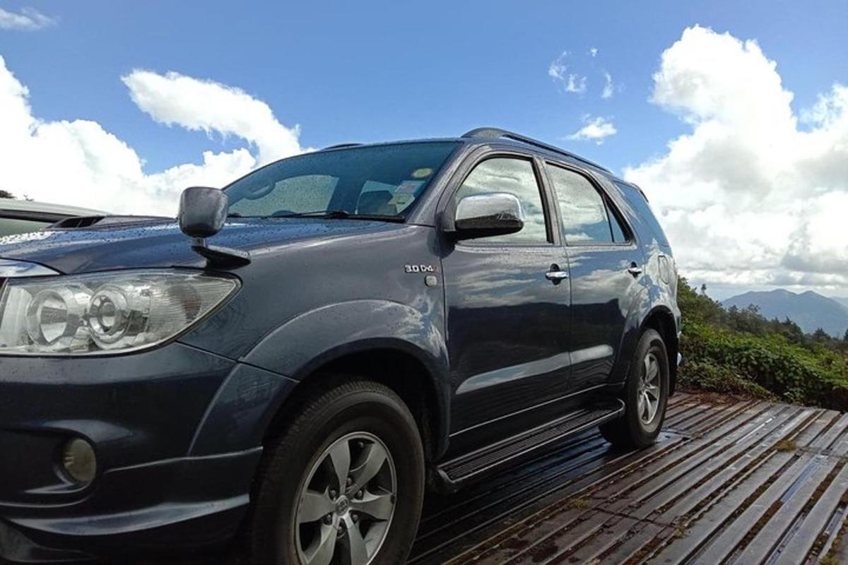 en blå bil parkert på en treterrasse