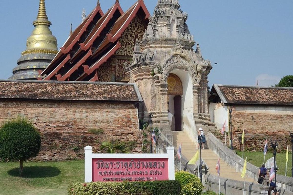 một tòa nhà có biển báo ở phía trước