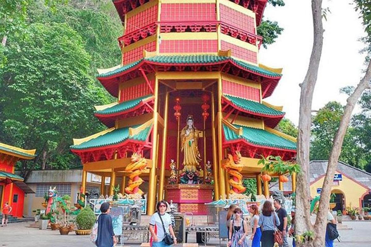 un grande edificio con una statua di fronte