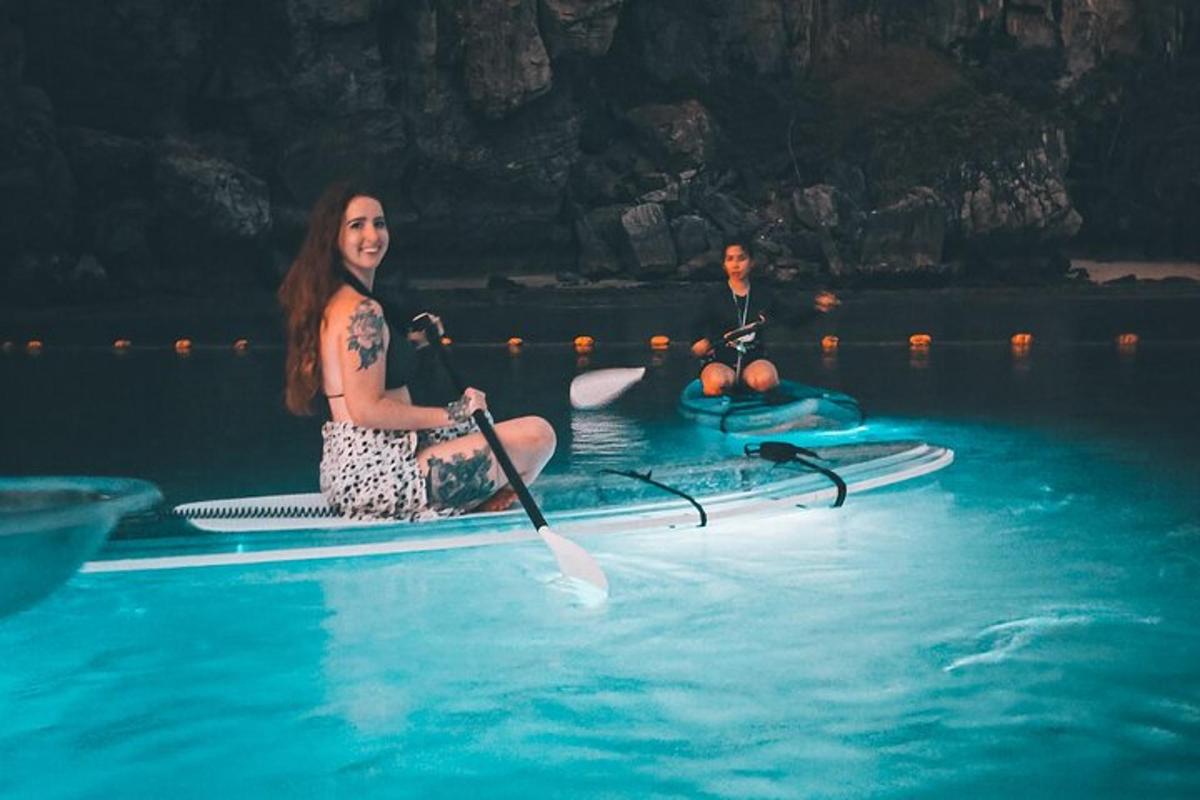 ženska sedi na deski za veslanje v vodi