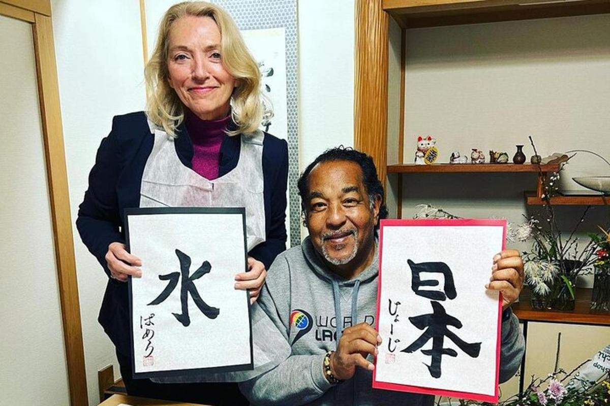 一名女子举着两块写有字母的牌子