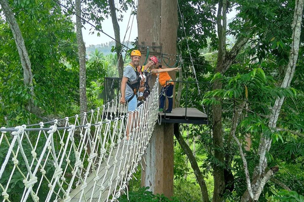 dois homens em uma ponte suspensa na floresta