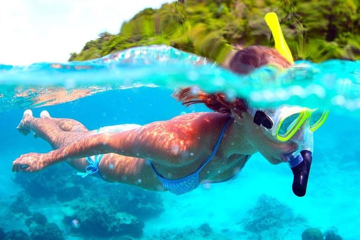 una mujer nadando en el agua del océano