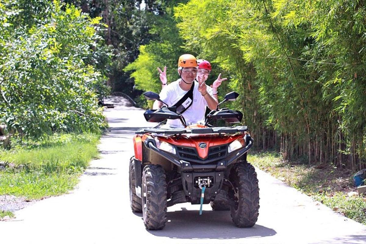 duas pessoas em um quadriciclo em uma estrada