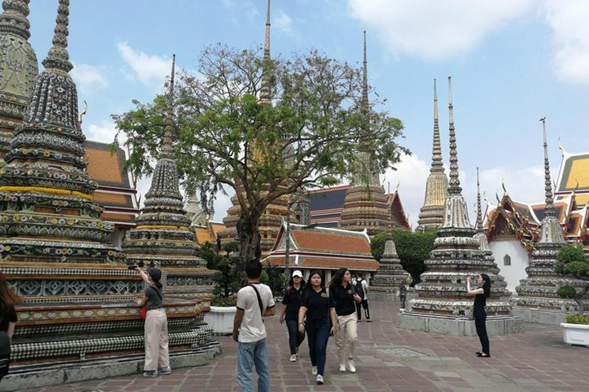 un grup de persones caminant davant d'un temple