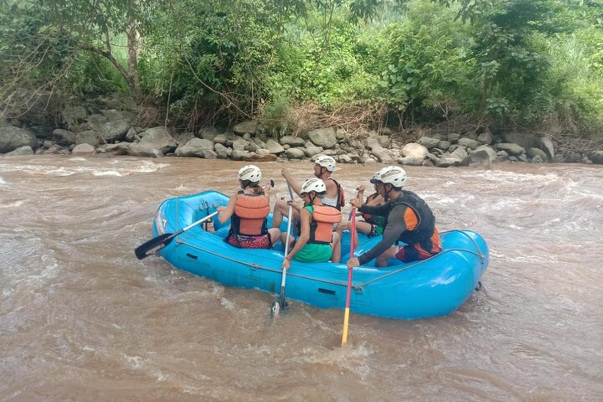 un grupo de personas en una balsa en un río