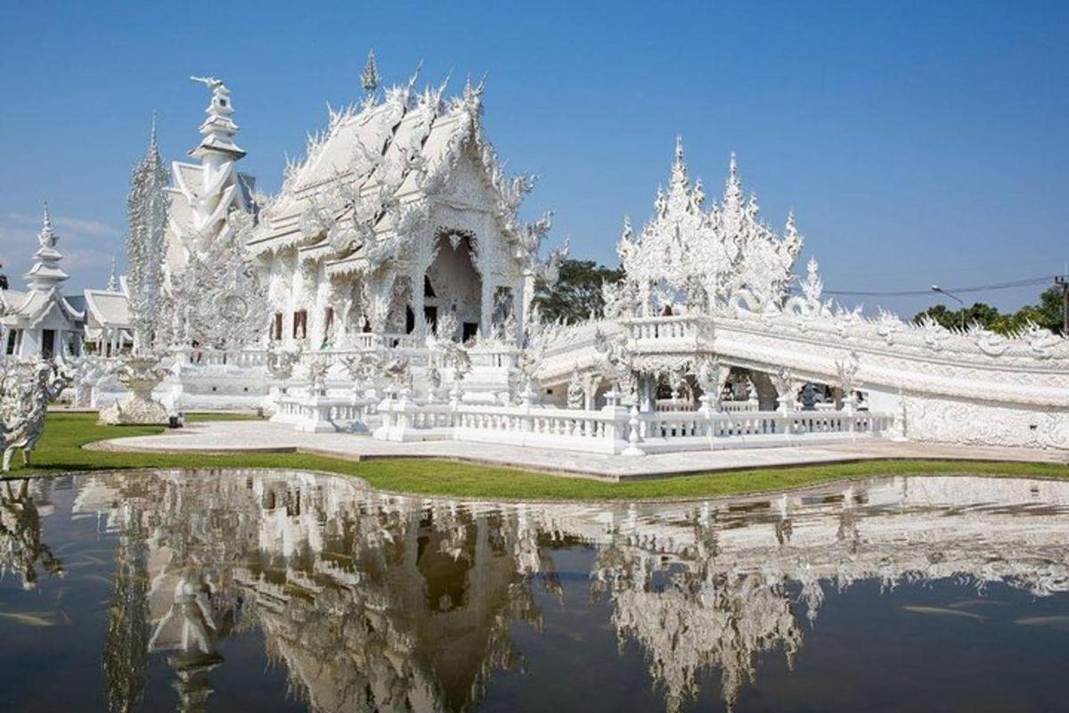 un edificio bianco con il suo riflesso nell'acqua