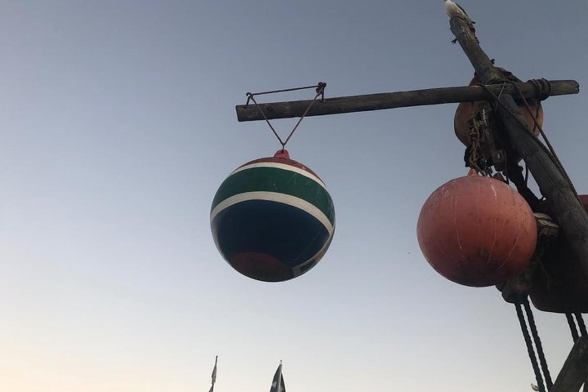 götuljós með tveimur kúlum sem hanga á því