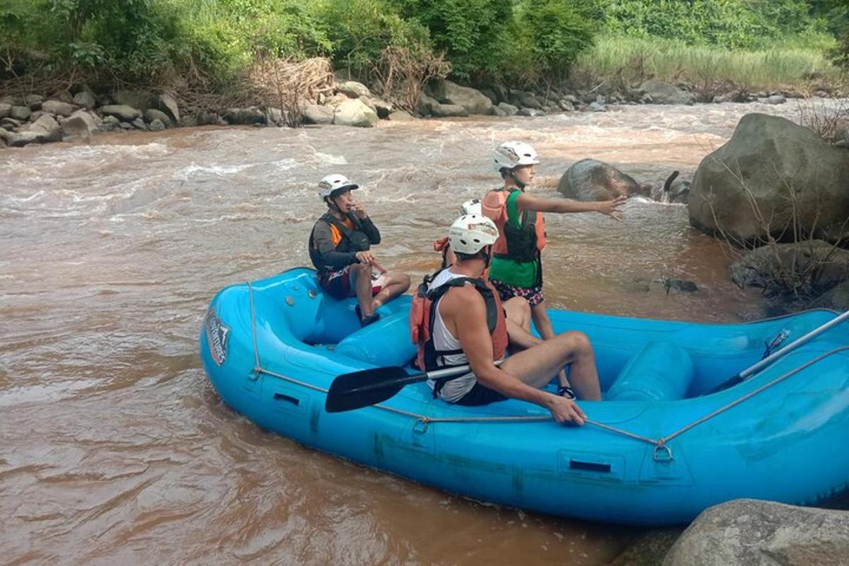 un grupo de personas en una balsa en un río