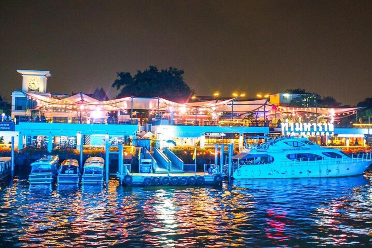 sebuah bot berlabuh di marina pada waktu malam