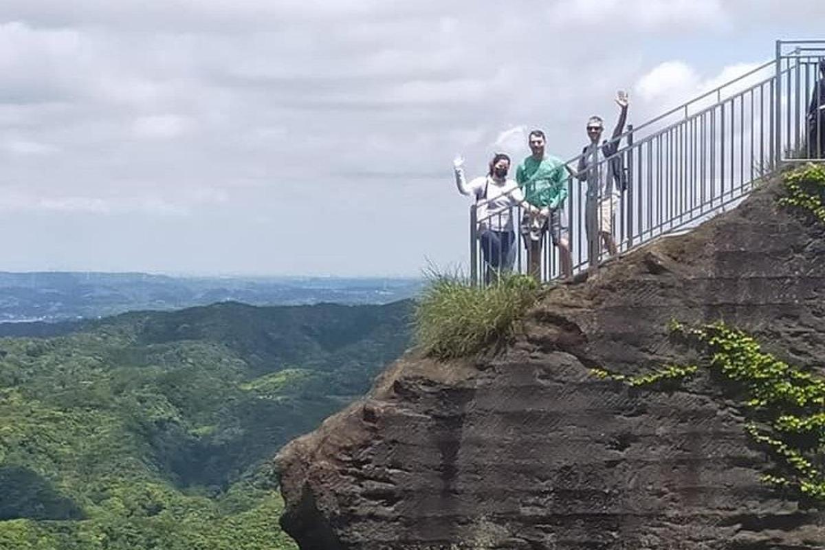 um grupo de pessoas em pé na beira de um penhasco
