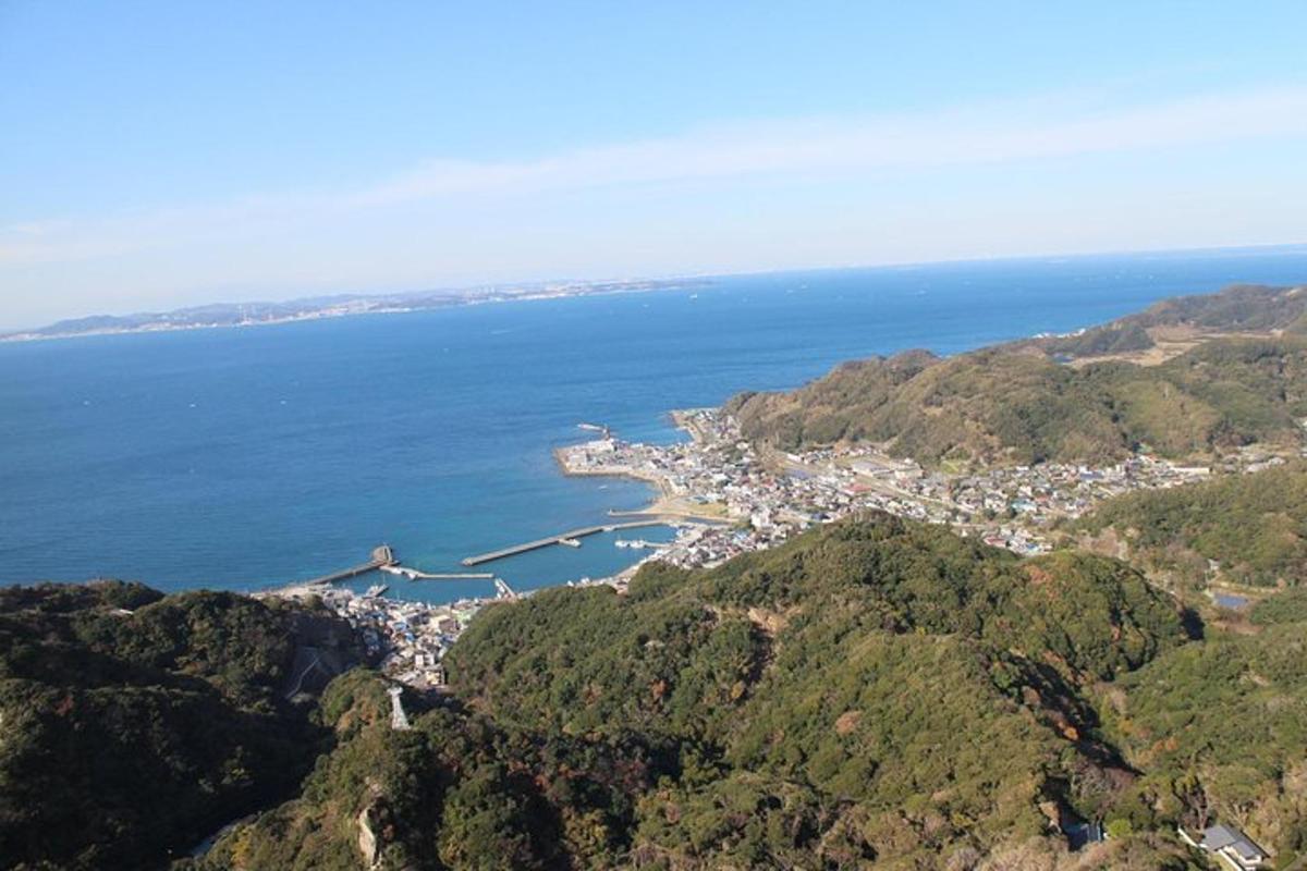 uma vista aérea de uma cidade no topo de uma montanha