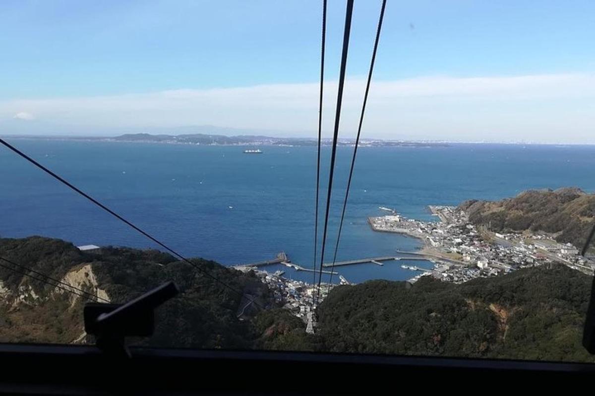 uma vista do oceano de um teleférico