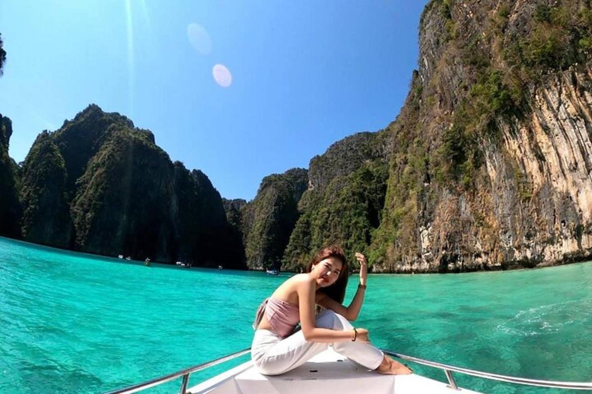 una donna seduta sulla prua di una barca in acqua