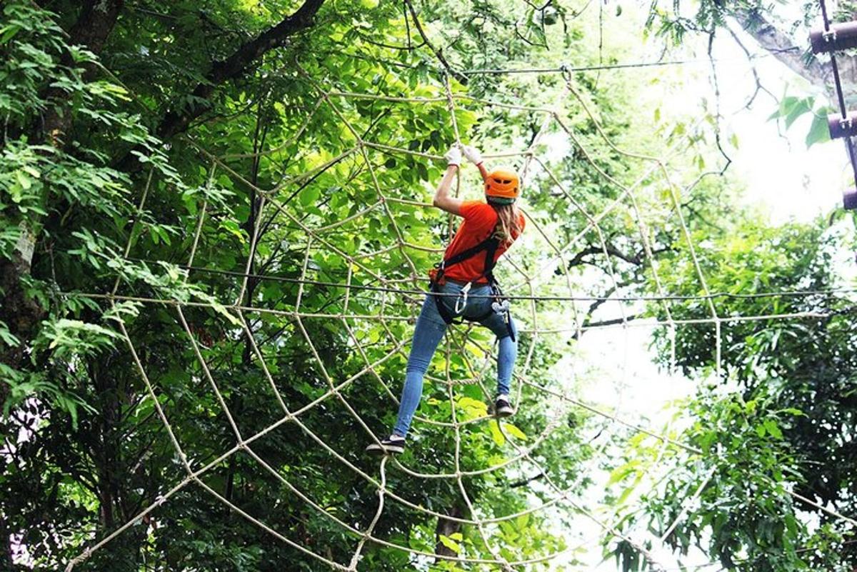 Ein Mann steht auf einem Hindernisparcours im Wald