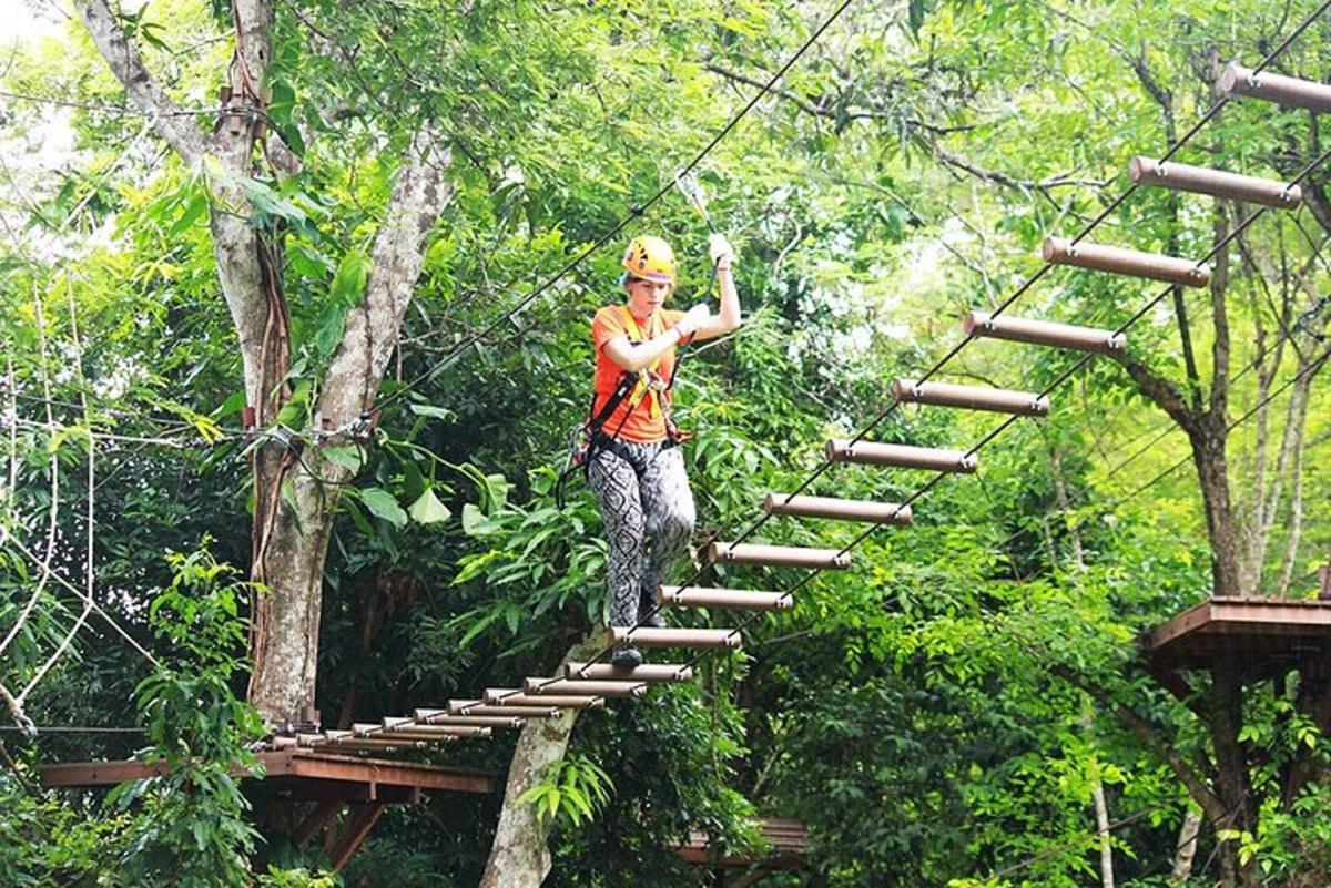žmogus ant pakabinamojo tilto džiunglėse