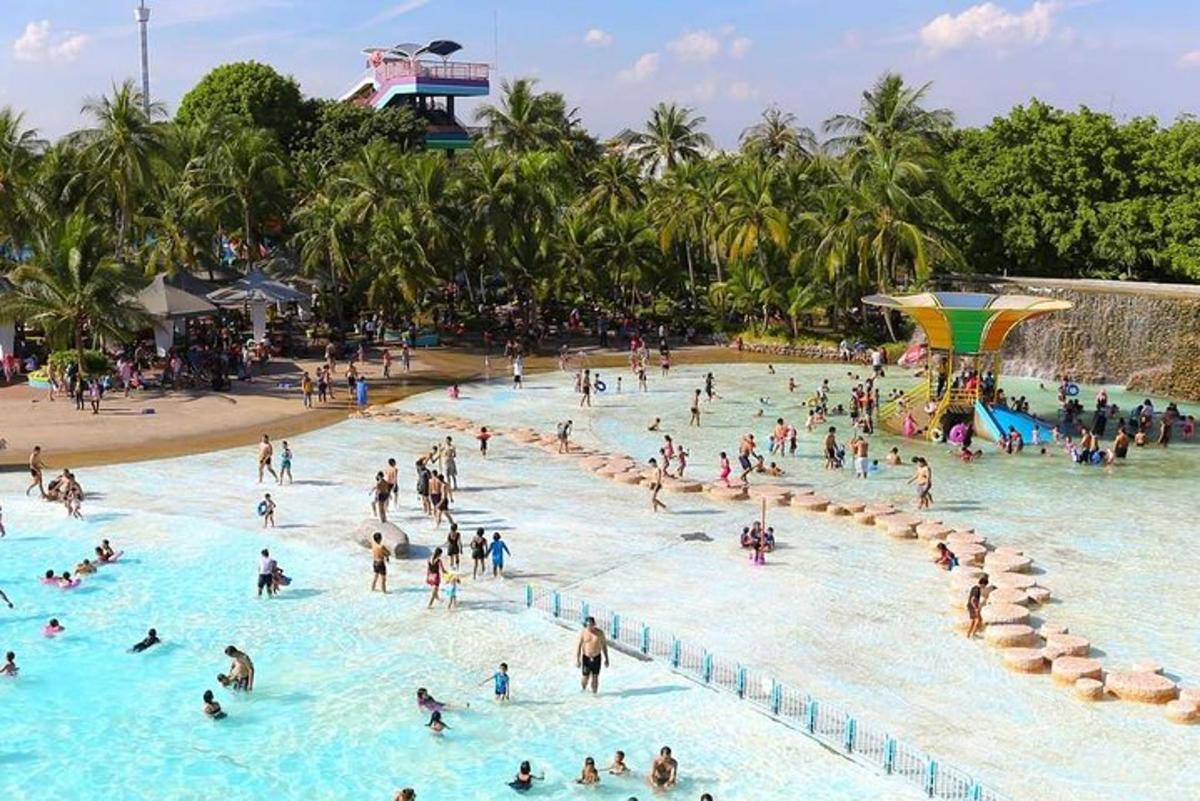 một nhóm người trong công viên nước