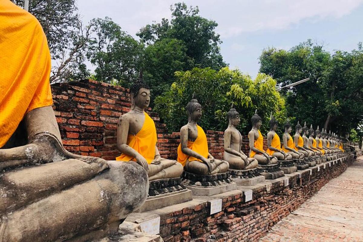 một hàng tượng đàn ông ngồi trên tường