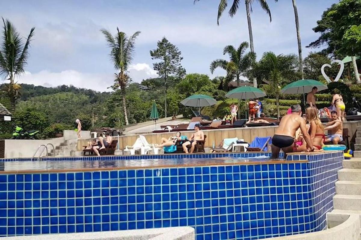 sekumpulan orang duduk di sekeliling kolam renang