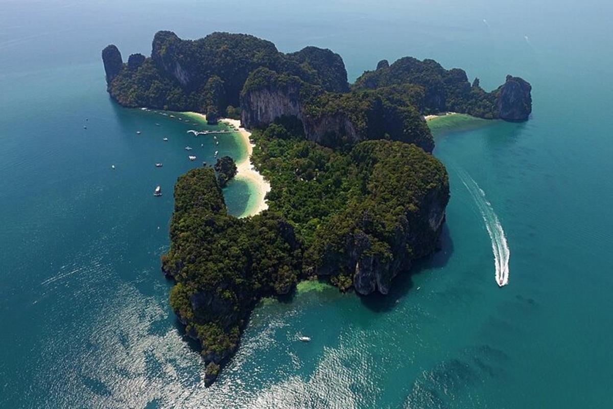 sebuah pulau di lautan dengan bot di dalam air