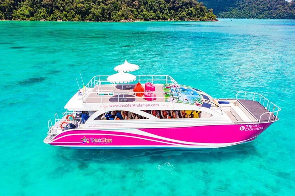 um barco rosa e branco na água