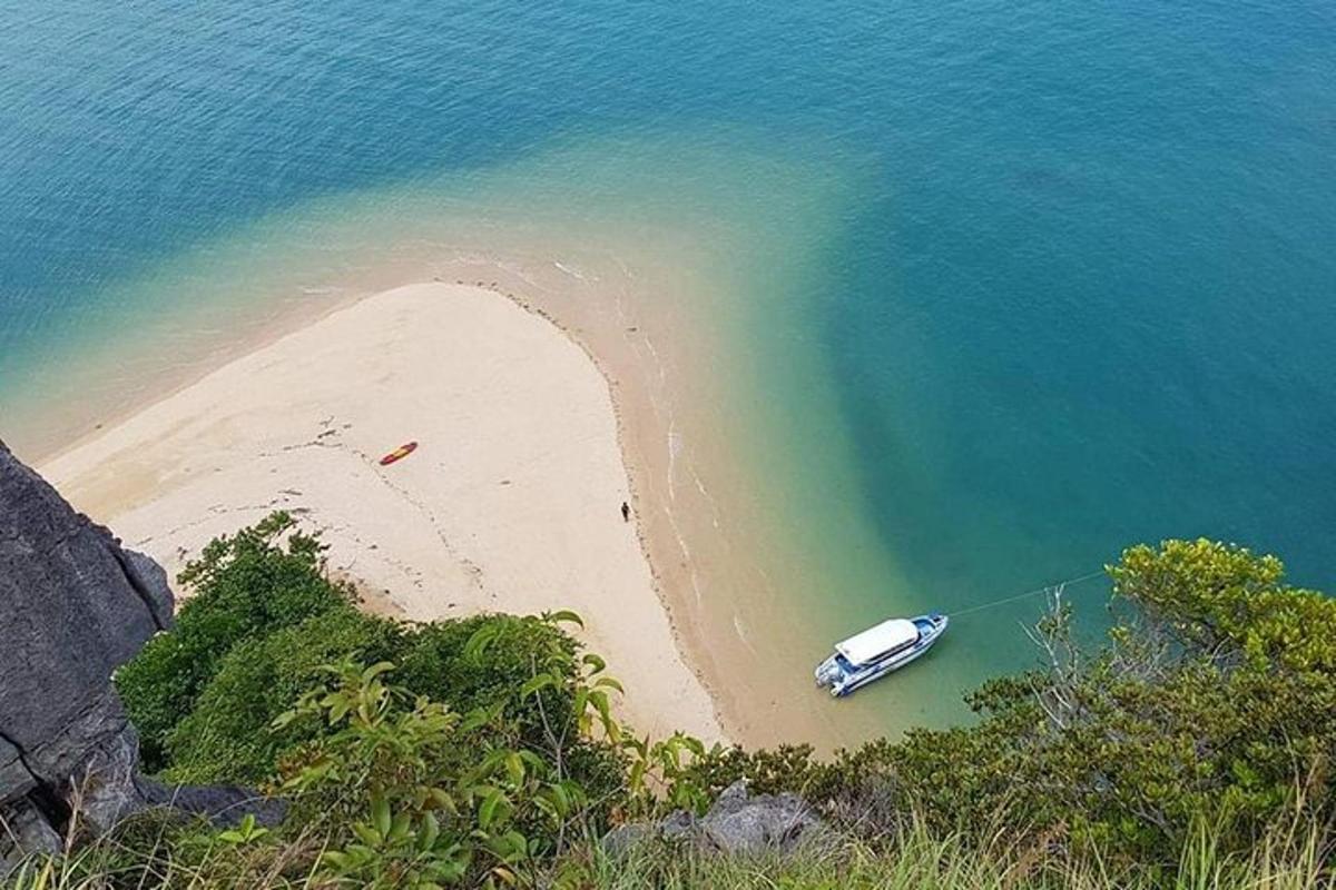 bot di dalam air di sebelah pantai