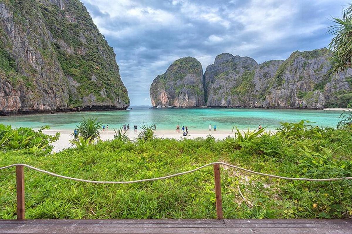 une plage avec un groupe de personnes dans l'eau
