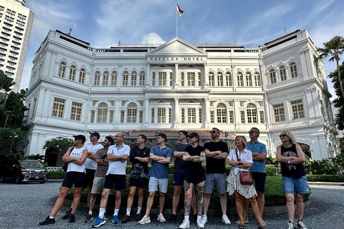 bir binanın önünde duran bir grup insan