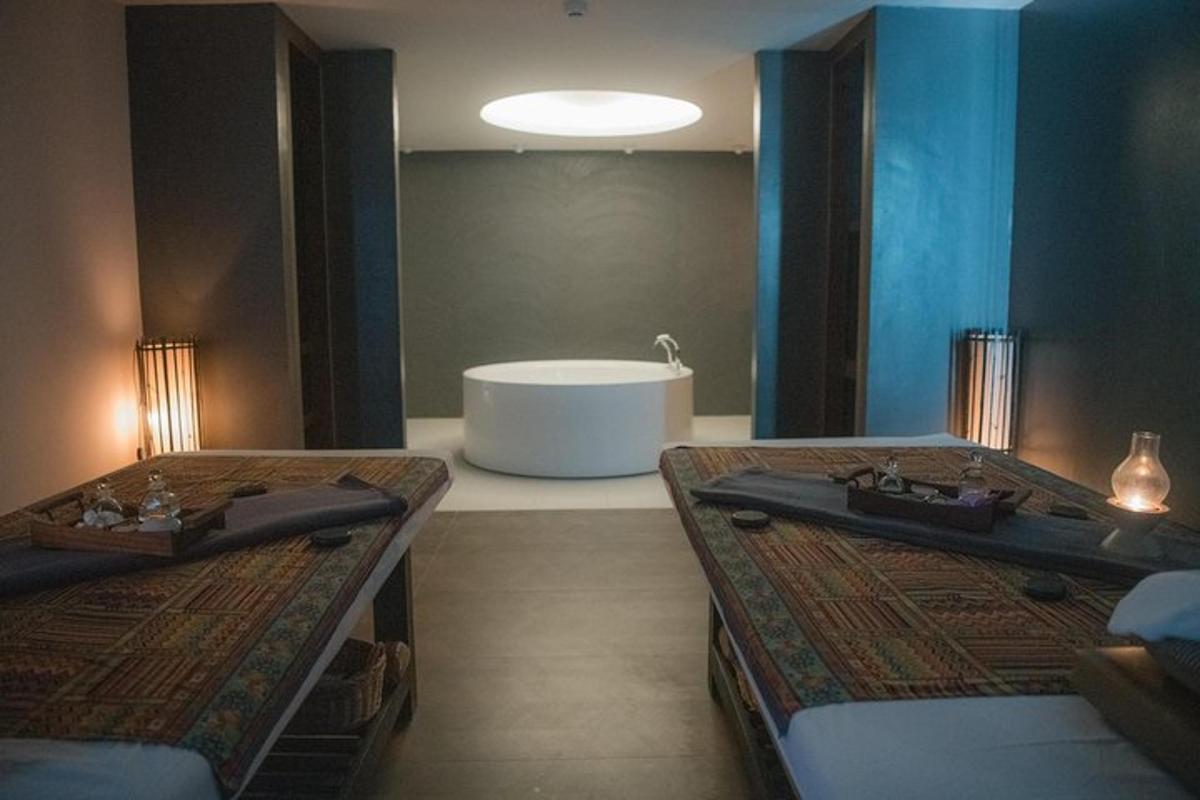 kamar mandi dengan dua tempat tidur dan bak mandi