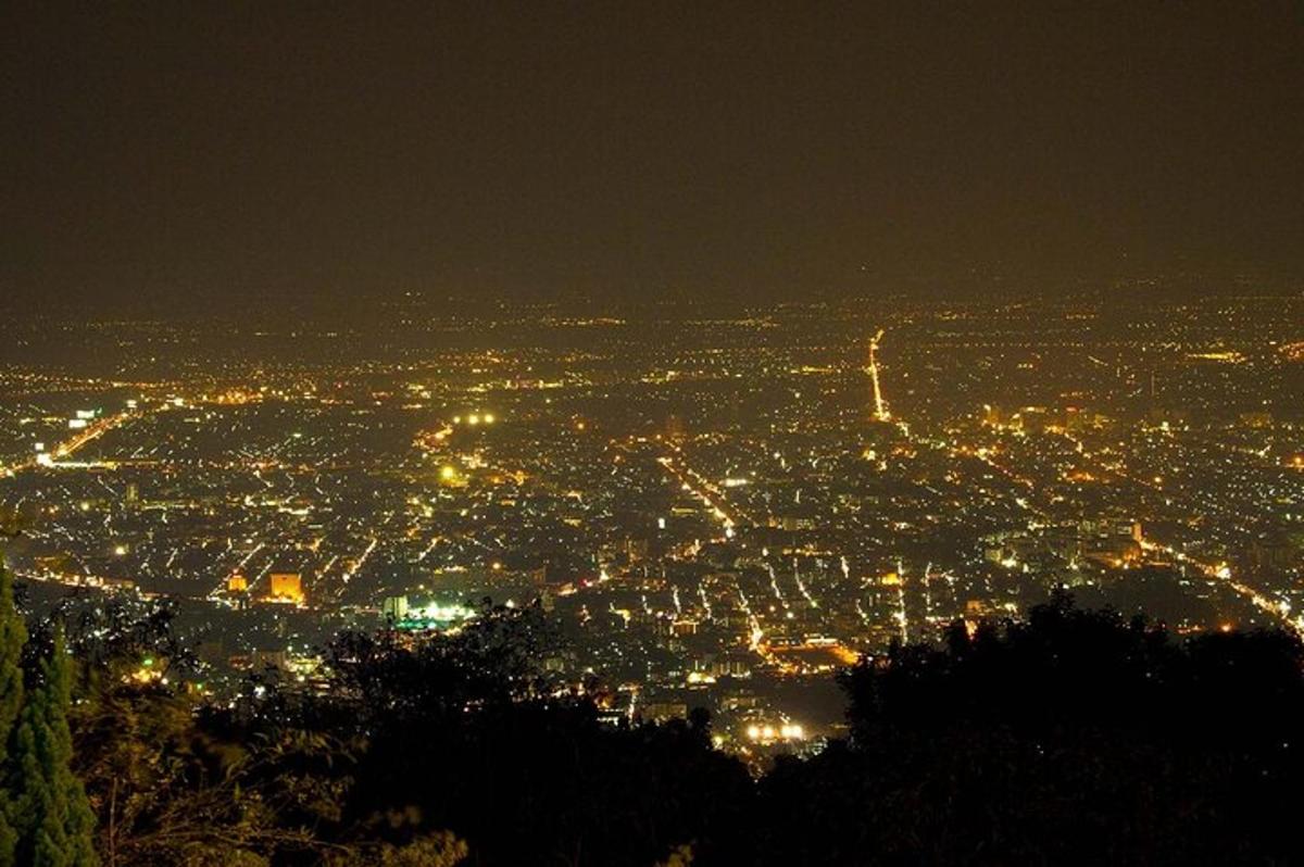 pogled na mesto, osvetljeno ponoči