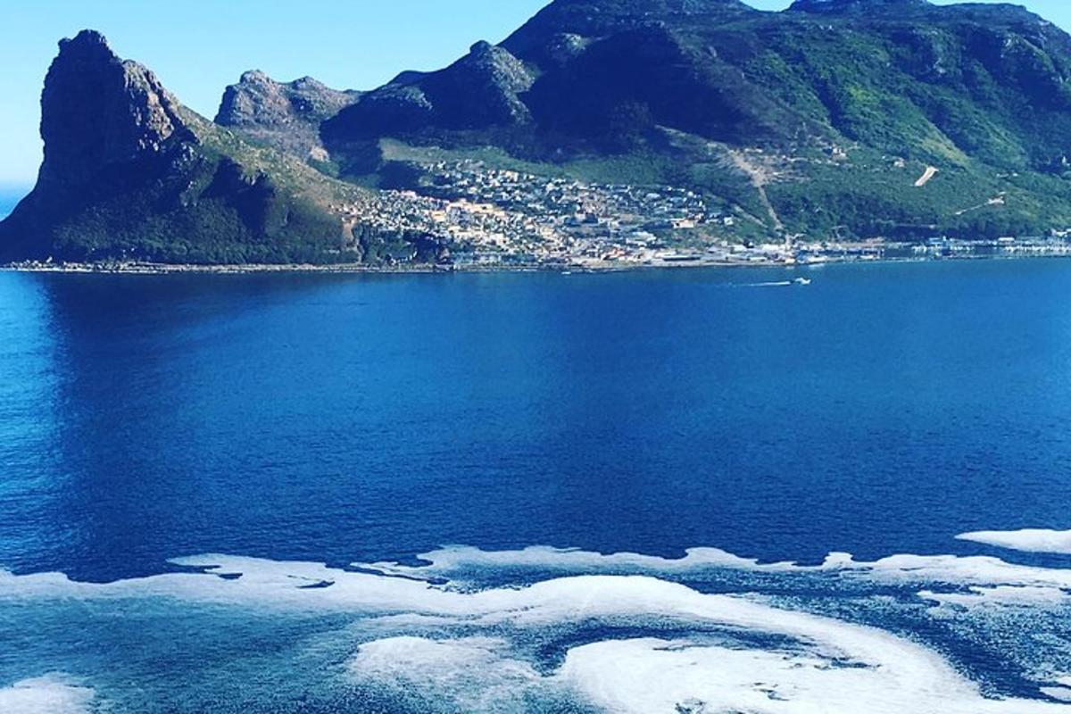 Una vista de un cuerpo de agua con una montaña.
