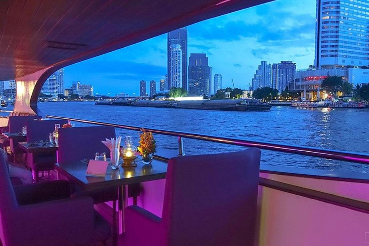 een tafel op een boot met uitzicht op het water
