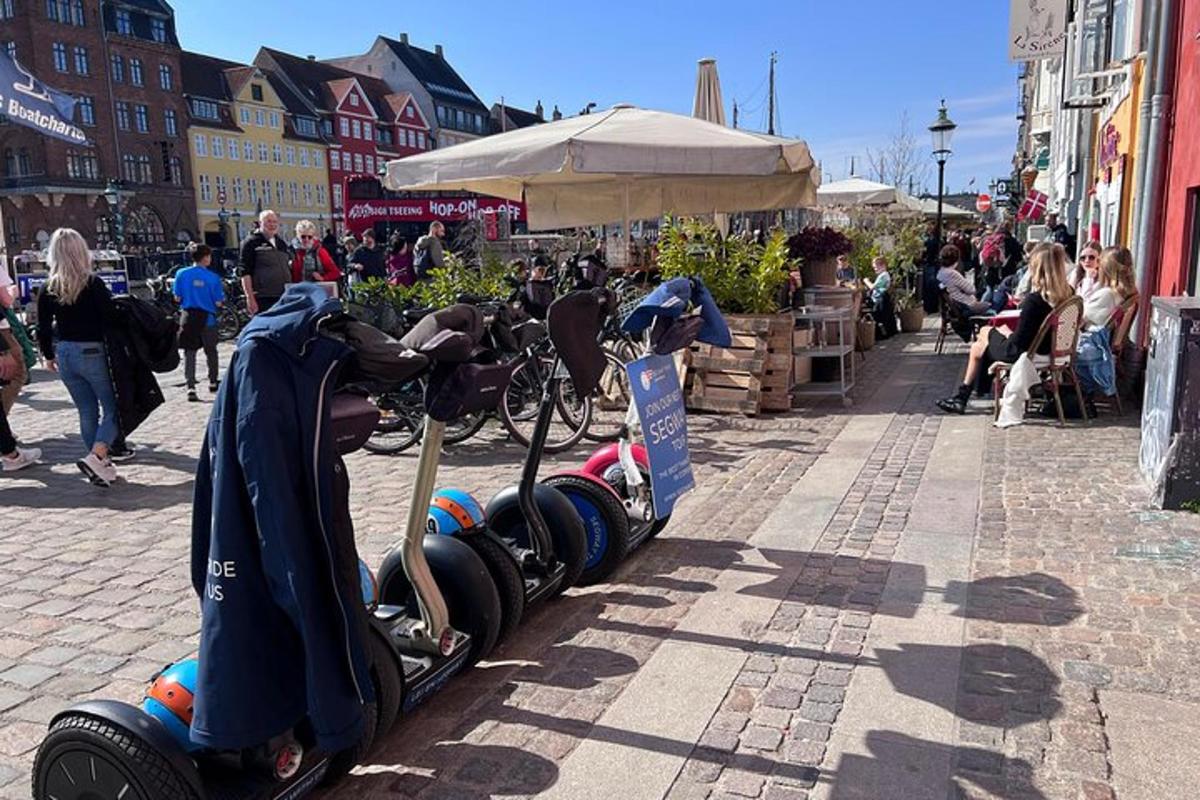 en rekke med scootere parkert på en bygate