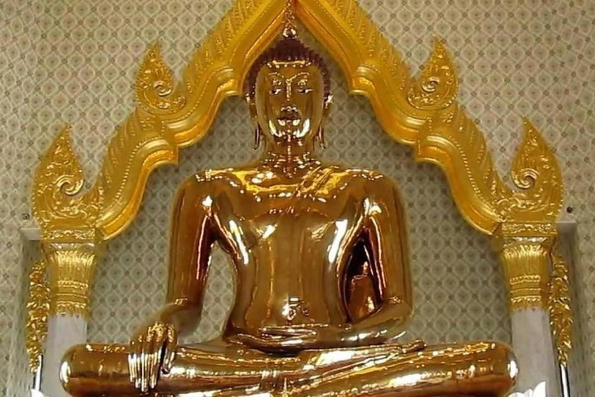 en gull Buddha-statue på en vegg