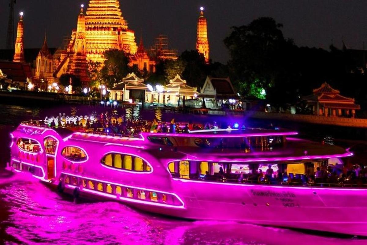 een roze boot in het water 's nachts