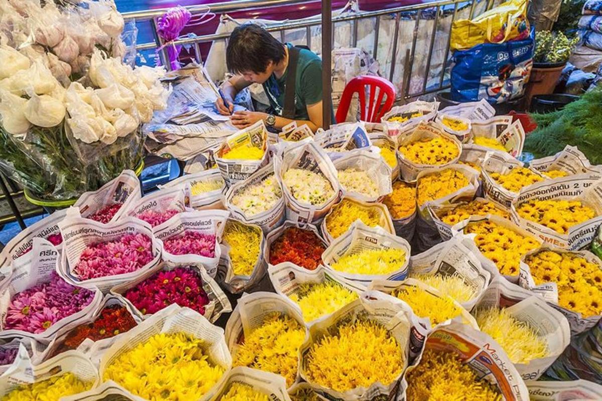 et marked med mange kurver med blomster i forskjellige farger