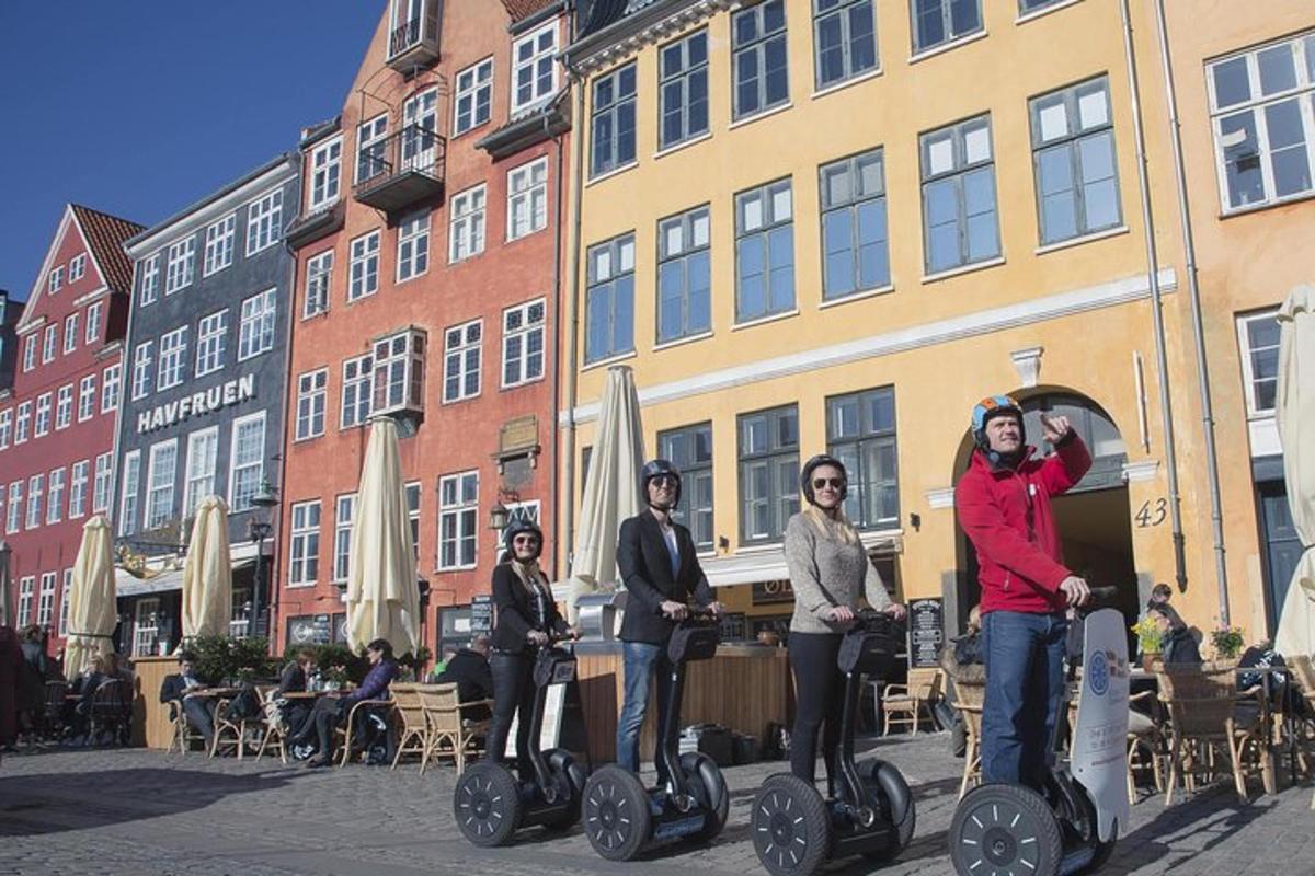 un grup de persones que van amb segways per un carrer