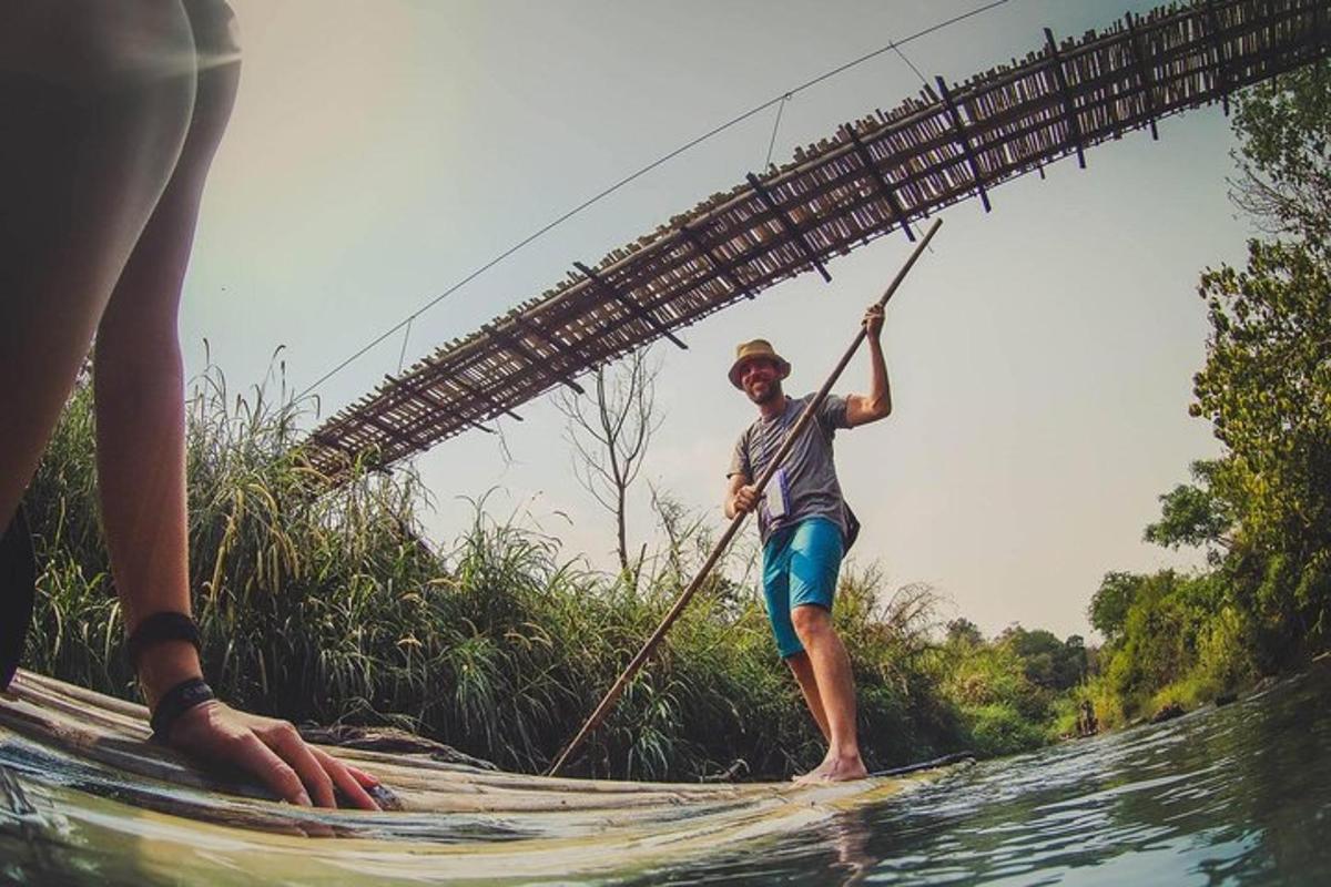 muž na paddleboardu ve vodě