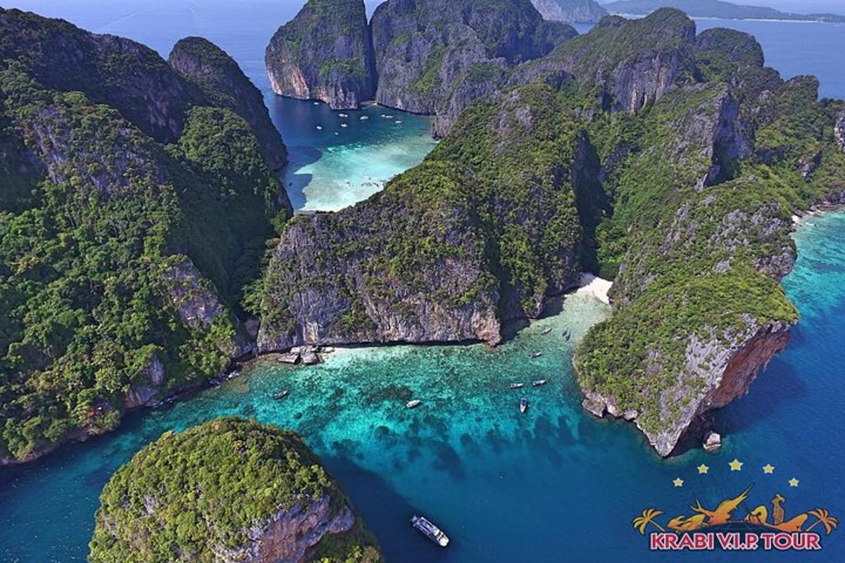 pemandangan udara pulau tropis dengan air biru