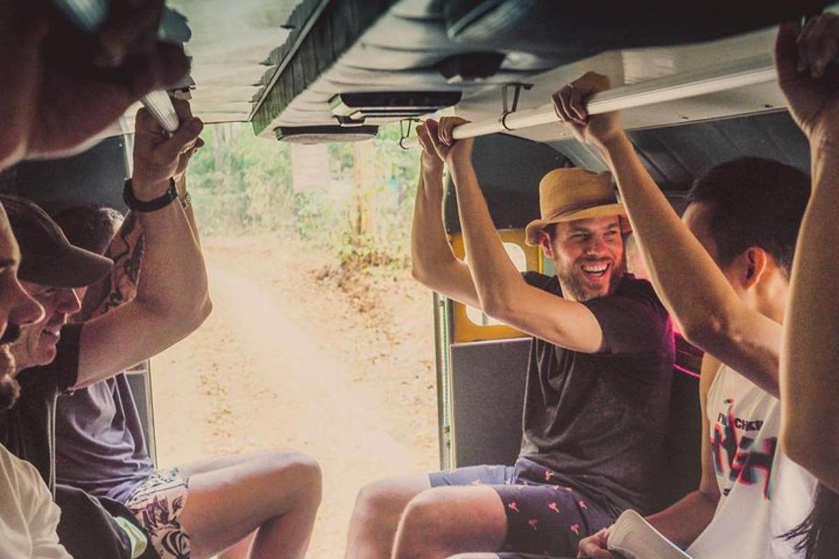 um grupo de pessoas viajando em um trem