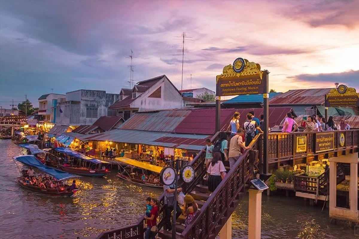 một nhóm người đứng trên cầu bắc qua sông
