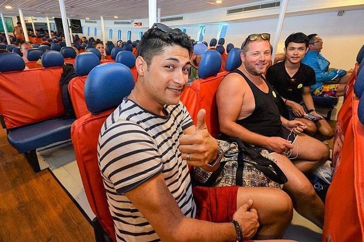 hópur karla sitjandi í flugvél