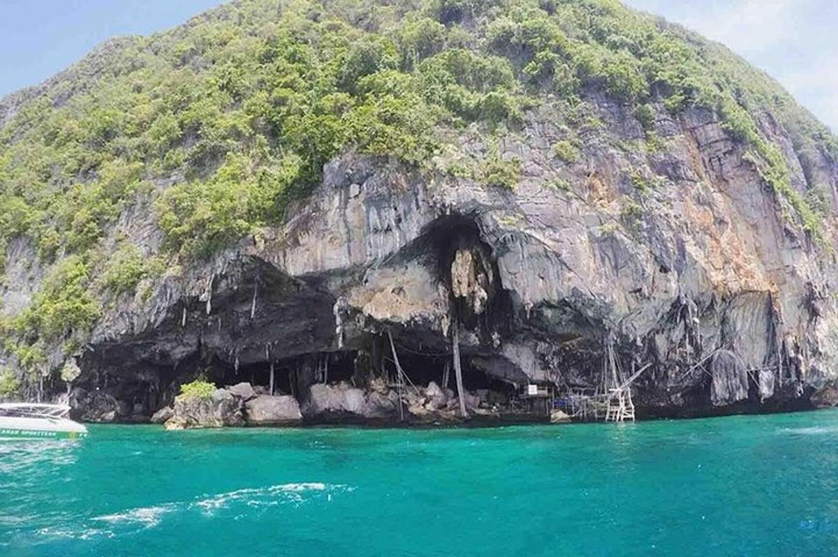 sebuah pulau kecil di tengah-tengah air
